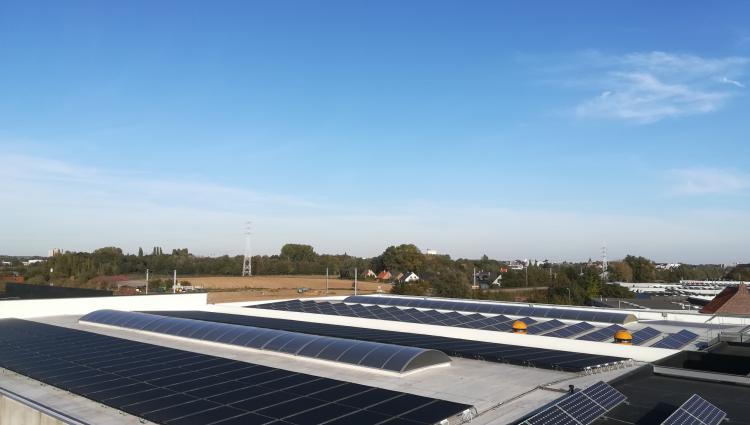 Panneaux solaires sur un toit en EPDM