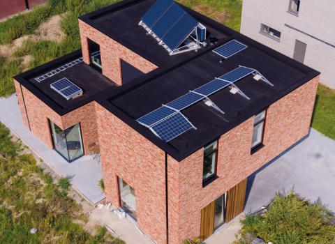 Maison avec de l'EPDM et panneaux solaires